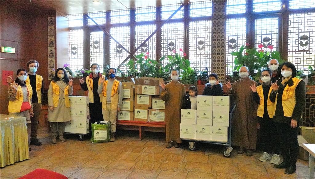 柏林佛光人發揮愛心，捐贈烏克蘭難民物資