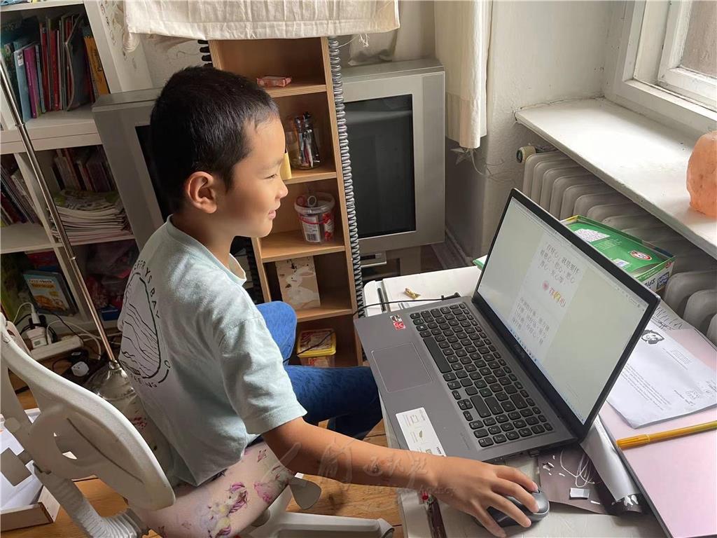 七歲的趙吉甫去年第一次參加全球佛學會考便拿滿分，今年又拔頭籌。他很開心的說：「明年還要考！考試裡，印象最深的是做好事、說好話、存好心，我也要在平時去做！」