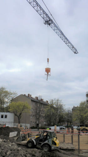 工地塔吊吊起水泥桶