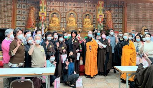 與會的老中青母親們於柏林佛光山佛前歡喜合影