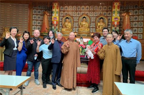 第一分會陳玉華分會長升格當奶奶了，一家人於佛前歡喜合影