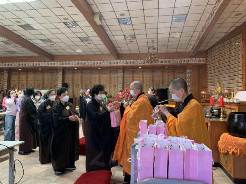 法師們代表柏林協會第一分會長陳玉華贈送母親節禮物給現場50位媽媽