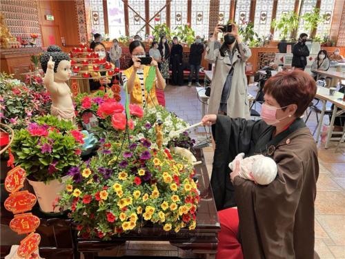 柏林協會第一分會陳玉華分會長帶著剛滿月的孫女歡喜浴佛