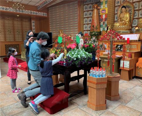 柏林佛光人闔家歡喜浴佛