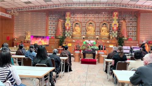 柏林中德佛光人專注觀看德語配音的「人間佛陀」動畫