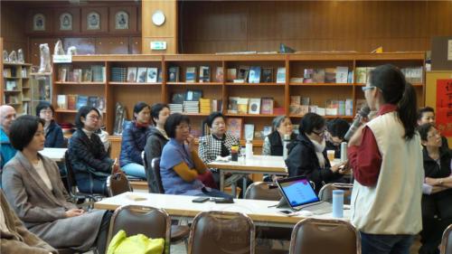 彭寶珊簡介紹佛光山的文宣管道。