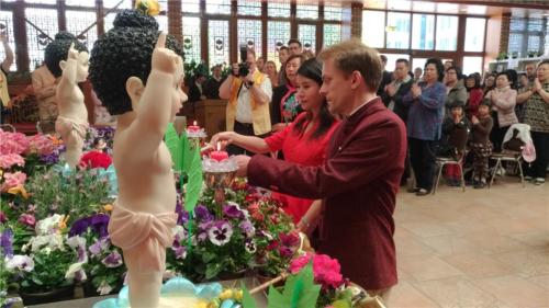 新人王榕與德籍夫婿Martin Martius浴佛。 