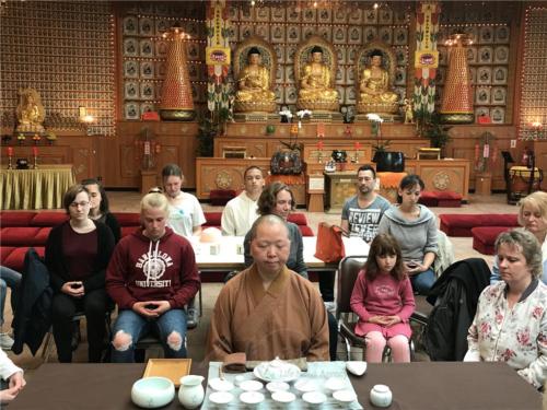 妙祥法師主持茶禪一味。