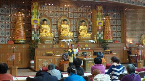 國際佛光會柏林協會第二分會長唐雪峰為大眾複習題庫。