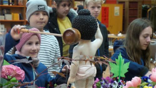 德國小學生歡喜浴佛。