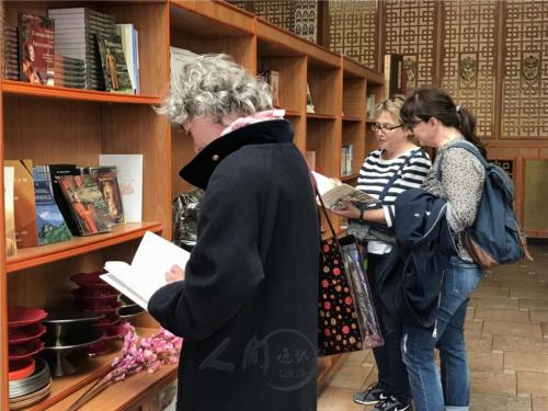 訪客對佛光山的英、德文書非常感興趣。