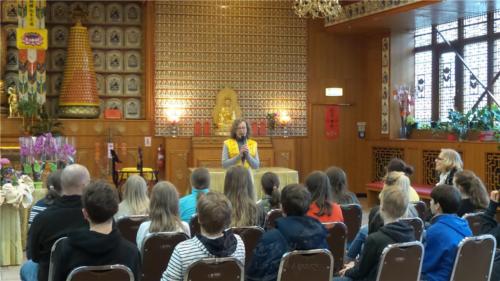 柏林協會前任會長Sabine為學生們簡述佛陀的一生及所悟之道。