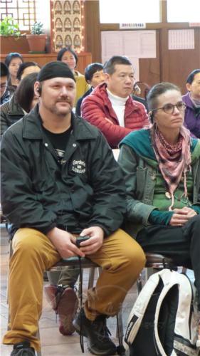 多位西方人士透過翻譯從頭至尾專心聆聽。