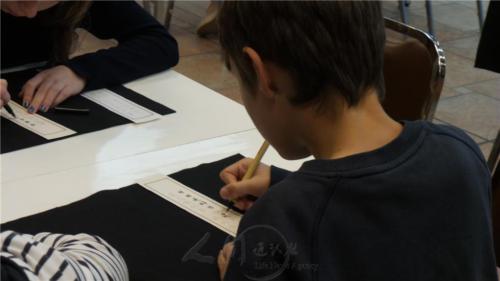 德國學生體驗執筆抄寫大師法語。