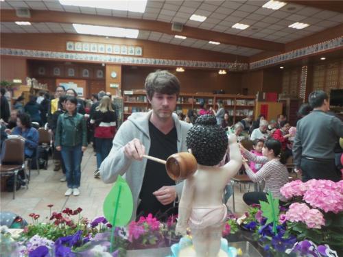 柏林佛光山德文組的組長Lars虔誠浴佛。