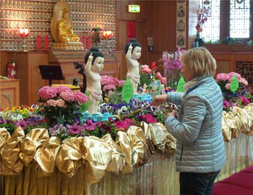 部分成員體驗浴佛。