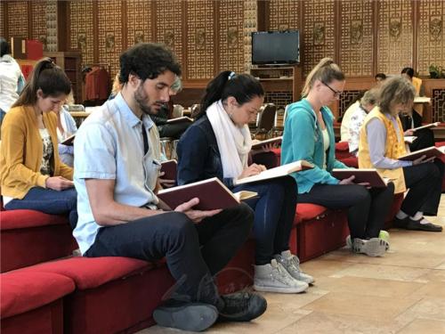 德國人專心跟著法師誦經。