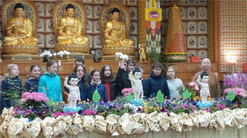 德國學生們對浴佛行三好別有體會，也喜愛小太子造型，浴佛後即合影存念。