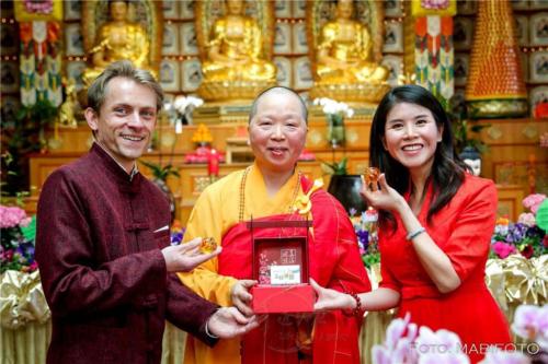 妙祥法師代表送上三好禮盒祝福新人。