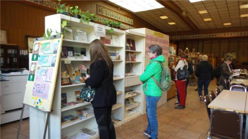 喜愛讀書的德國人翻看佛光山各類書籍。