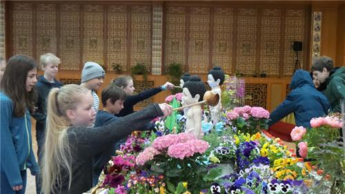 德國小學生對佛堂的一切都好奇，正當同學浴佛之際，幾個男生研究著圍繞浴佛池的布置。