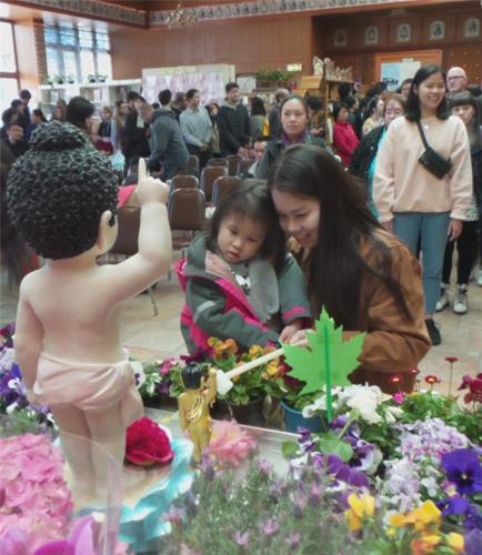 當天不少家長帶著孩子來浴佛，讓佛法有傳承。
