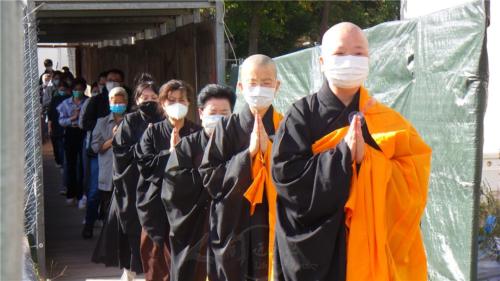 大家戴好口罩三步一拜到大殿