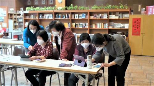 青年義工協助老菩薩上線