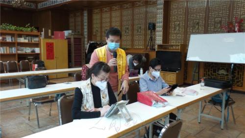 國際佛光會柏林協會第二分會唐雪峰會長發心為大家排疑解難，一步一步指導大家。