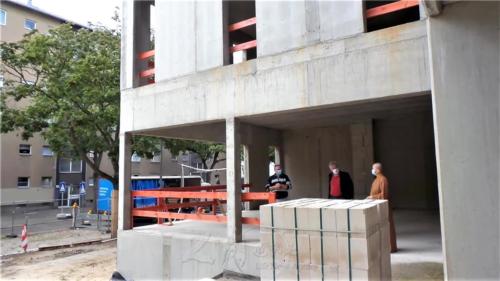 妙祥法師帶領德國之聲編輯主任Christoph Strack（中）參觀重建中的道場工地，介紹各區的功能及想像未來的願景。