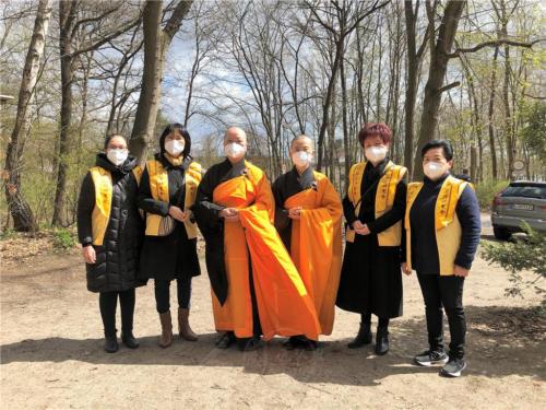 柏林佛光山法師與協會幹部參與丁政國督導樹葬告別式