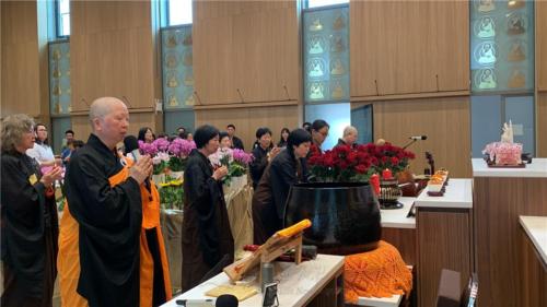 信眾向佛陀獻供