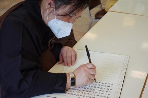 資深佛光人丁李燕燕全神貫注的抄經