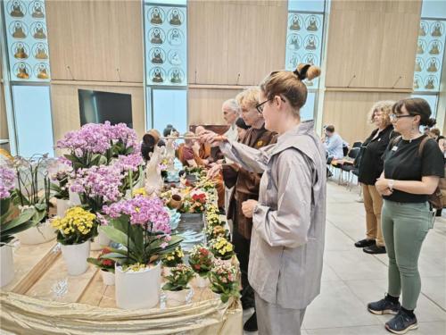 南、北、藏傳的信眾依次浴佛淨心