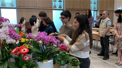 重建後的佛堂首次舉辦浴佛法會，吸引中、外信眾虔誠浴佛