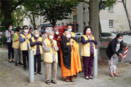 中秋朝山，柏林協會的長輩們以問訊方式參與