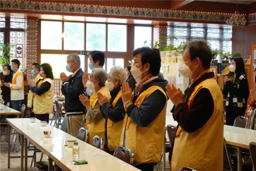 因新冠疫情已許久未來寺的長者參加朝山