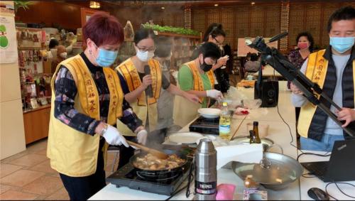 每月一素再登場，陳玉華分會長為大家示範「菌菇豆腐煲」