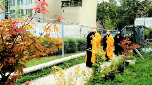 妙祥、永超法師帶領大眾朝山