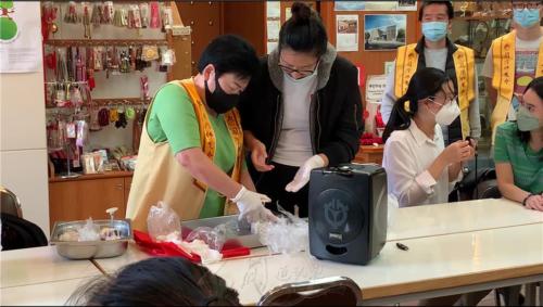 柏林協會副會長劉冬翠現場製作冰皮月餅