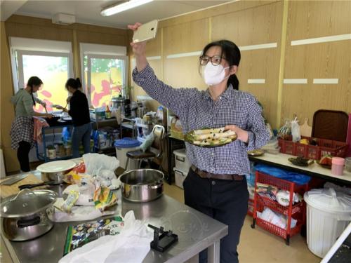 青年徐曉於線上展現烹飪成果