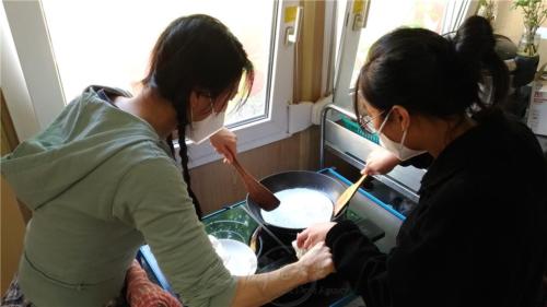 青年劉彥吟、吳璇合力製作腸粉