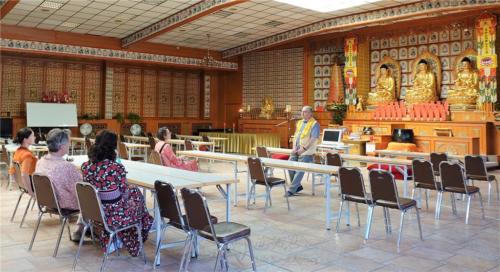 來賓聆聽Wolfgang督導對他們所提問的有關佛教的輪迴觀、卍字的意義、南北傳佛教的修持異同等的答覆