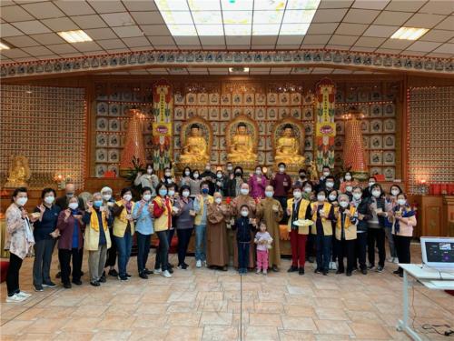 「柏林佛光山，祝大家中秋節快樂，健康平安！」，佛光人手持手工月餅，齊聲送出中秋祝福。