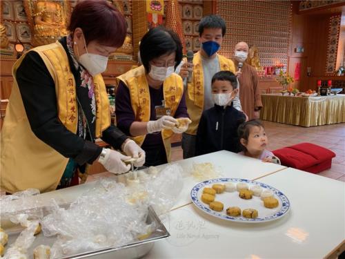 柏林協會第一分會陳玉華分會長與委員劉淑芳為大家介紹冰皮月餅的做法