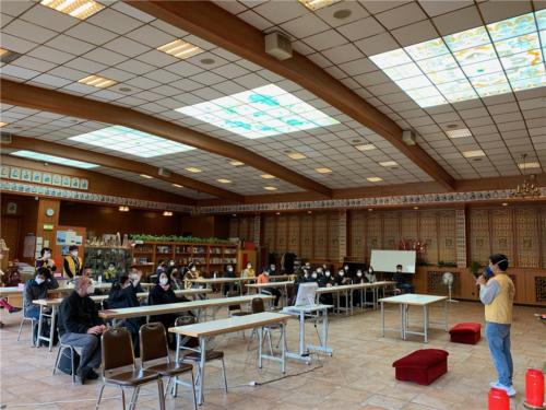 第二分會唐雪峰分會長主持動腦時間，趁著上週大家參加佛學會考的熱度，從成人組考題中選出10題提供搶答。