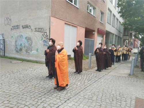 朝山路線自重建中的道場工地門口開始，一路禮拜至大雄寶殿。