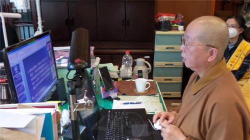 妙祥法師在大殿辦公室參加分組討論