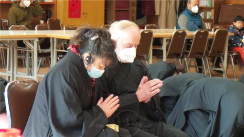 81歲的德國Prehn Heinrich先生在友人協助下發心受五戒