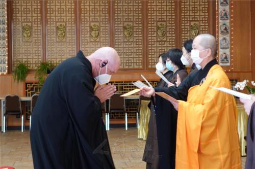 法師給予戒子證書